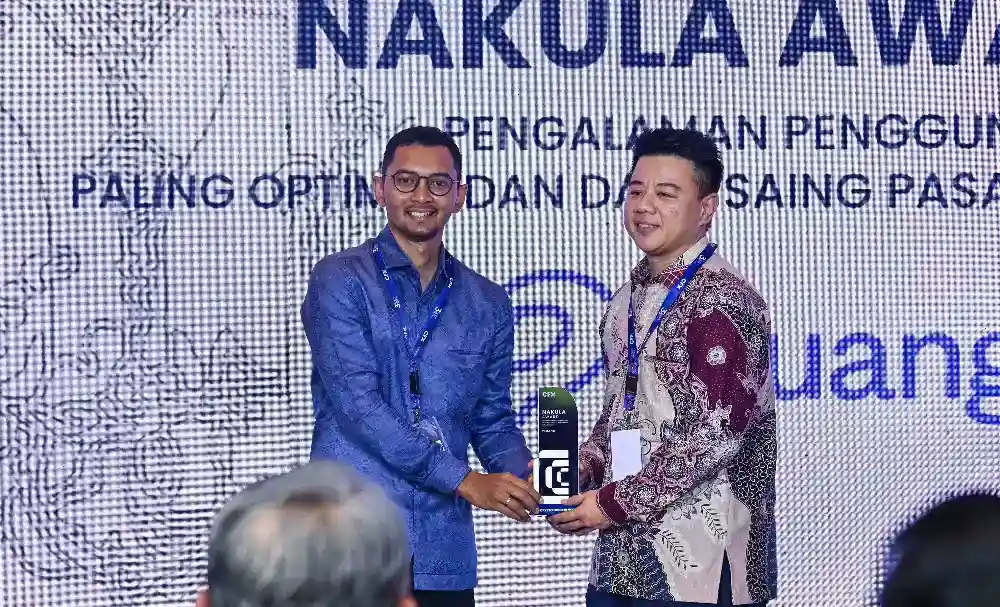 Stella Lukman, COO Pluang, menerima penghargaan Nakula Award Anugerah Ksatria CFX 2026 di Balai Kartini, Jakarta
