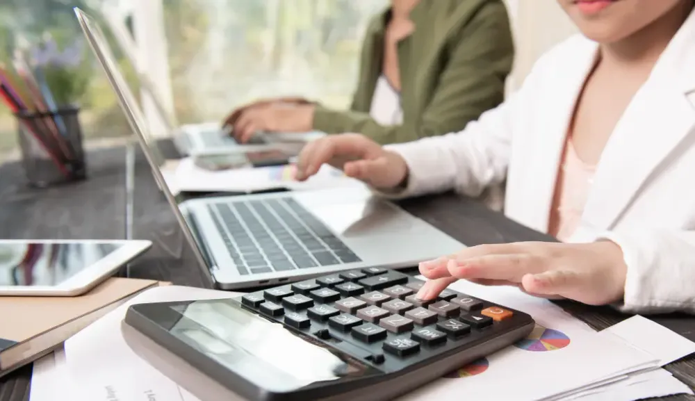 7 Aplikasi Keuangan Perusahaan untuk Operasional yang Lebih Rapi & Terkontrol