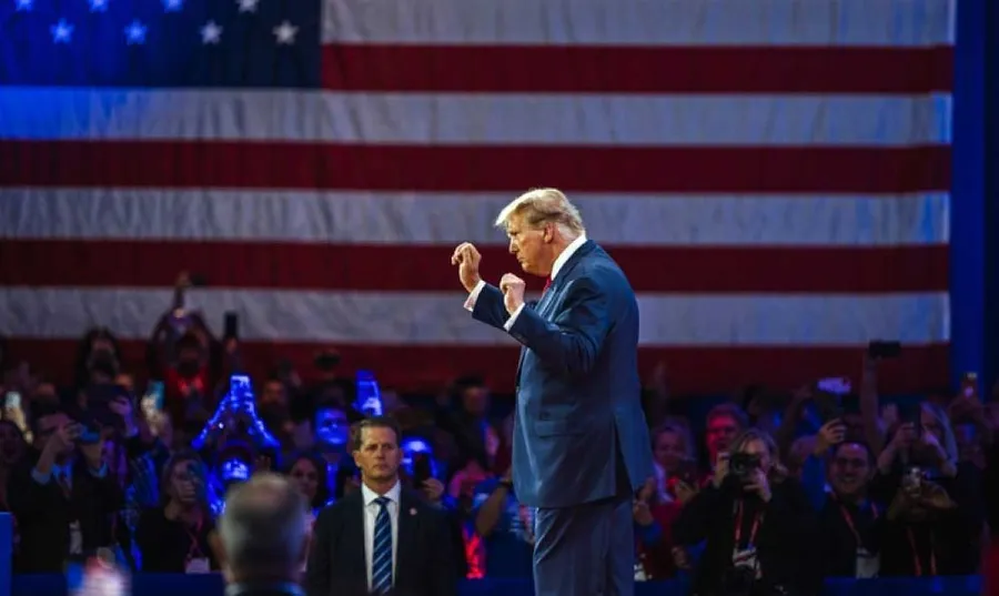 Digest Saham: Trump Menang Pemilu AS, Tarif Trump Menghantui